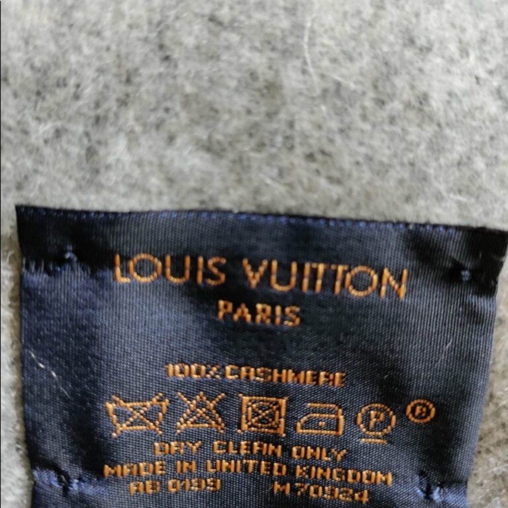 LV scarf